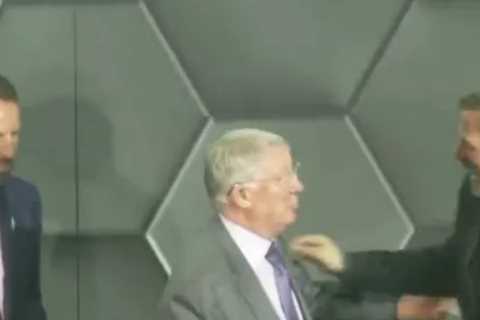 ‘Such class’ – Klopp goes viral for touching moment with Man Utd legend Sir Alex Ferguson after he receives LMA award