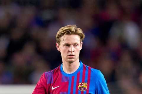 Man Utd close in on £56m Frenkie de Jong transfer but midfielder ‘tells both clubs he doesn’t want to leave Barcelona’