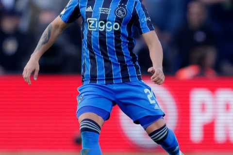 Man Utd enter ‘advanced transfer negotiations’ as Lisandro Martinez ‘prefers’ them over Arsenal