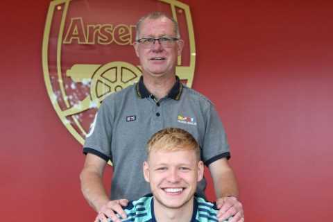 ‘The star of the show!’ – Arsenal fans go wild for Aaron Ramsdale’s down to earth dad during All or Nothing doc