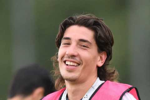 Hector Bellerin ‘offers himself to Barcelona on free transfer’ as right back negotiates Arsenal contract termination