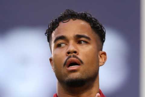 Fulham ‘agree personal terms with Roma striker Justin Kluivert’ but transfer fee talks still being thrashed out