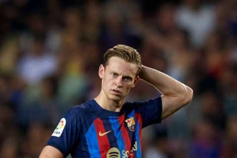 Man Utd ‘to make final Frenkie de Jong transfer push in bid to beat Chelsea to Barcelona outcast’s signature’
