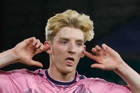 Watch Chelsea transfer target Anthony Gordon score with brilliant finish to show why Everton want £70m for him