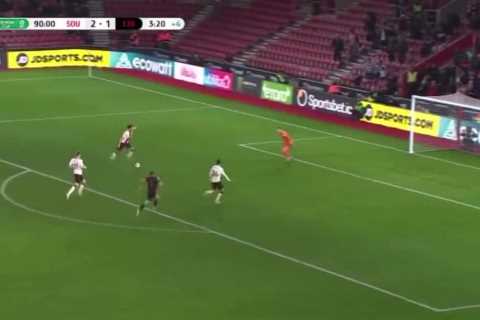 ‘How is this real?’ – Watch Southampton incredibly miss three-on-one with goalkeeper as Che Adams somehow fails to score