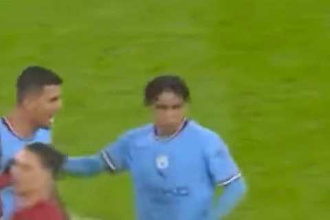 Fans cracking up as Liverpool striker Darwin Nunez can’t even hit the target with a PUSH during melee vs Man City