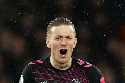Aston Villa keen to take advantage of England No1 Jordan Pickford’s contract standoff at Everton to replace Emi Martinez