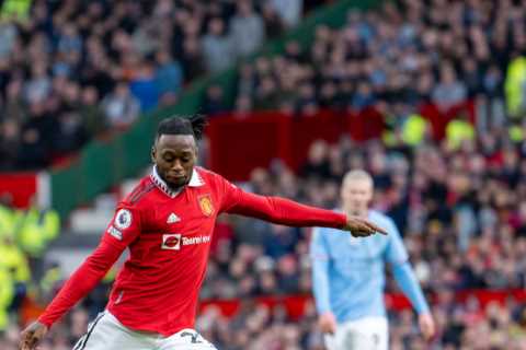 Man Utd look set to keep Aaron Wan-Bissaka this month with Crystal Palace unable to pay raised transfer fee