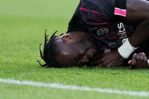 Tammy Abraham left writhing in agony as ex-Chelsea star forced off with nasty shoulder injury for Roma