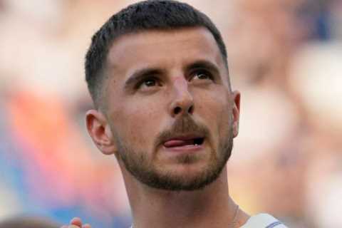 Liverpool admit defeat to Man Utd in Mason Mount transfer battle as they line up shock move for Southampton star instead