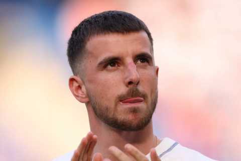 Mason Mount warned against ‘weird move’ to Man Utd by former Premier League star as he names ideal transfer