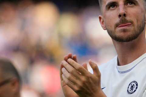 Chelsea fans say ‘hopefully the banner era is over’ as they notice awkward Mason Mount tribute at Stamford Bridge