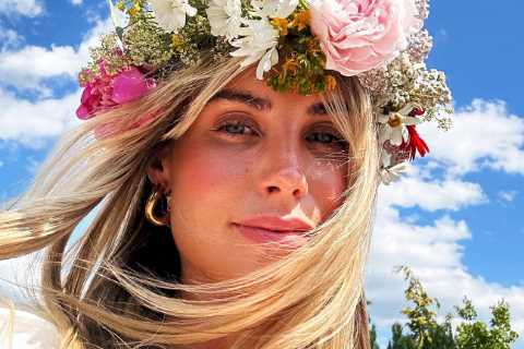 ‘Premier League’s hottest wag’ stuns as she celebrates Midsummer with Man Utd star husband closing in on new deal