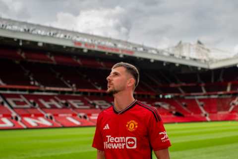Man Utd fans go wild for cheeky dig at Chelsea as Red Devils announce £60m Mason Mount transfer