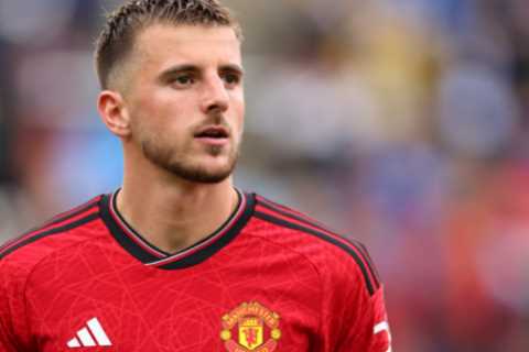 Bitter Chelsea fans put together Mason Mount ‘fail’ video from Man Utd debut after he quit boyhood club in £55m transfer