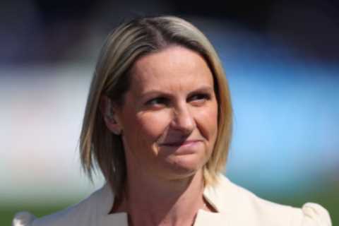 Who is former Arsenal and England player Kelly Smith and when did she retire from football?