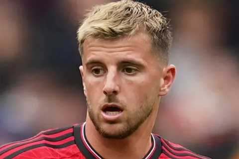 Man Utd fans furious as Mason Mount fluffs ‘absolute sitter’ and fume ‘Chelsea has scammed us’