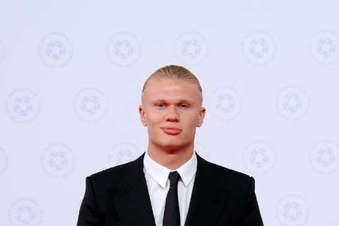 Premier League stars make a glamorous entrance at the PFA Awards