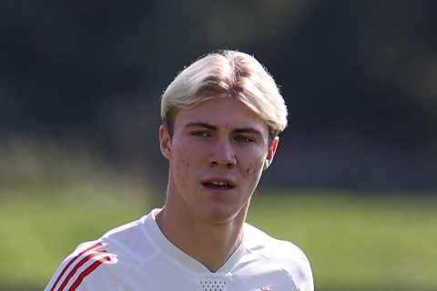 Manchester United's Rasmus Hojlund ready to face Arsenal, with Sergio Reguilon completing loan transfer