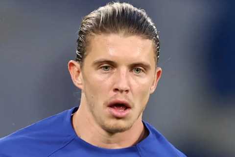 Chelsea Struggles to Offload Players Despite Squad Complaints