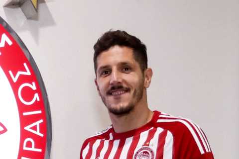 Former Premier League Champ, 33, Makes Shocking Transfer as he Flaunts New Ride
