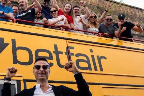 Dimitar Berbatov surprises Arsenal fans with a treat after leaving before win against Man Utd