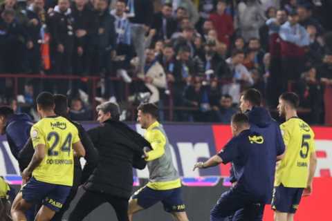 Fenerbahce Threaten to Withdraw from Turkish Super Lig After Pitch Invasion