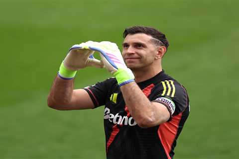 United's Keeper Hunt Gets Messy: Villa Says No to Martinez Loan