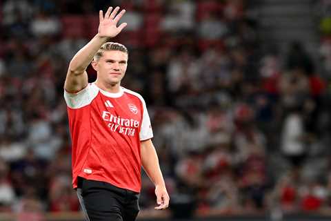 Gyokeres Watches Arsenal Scrape Past Newcastle in Wild Singapore Thriller